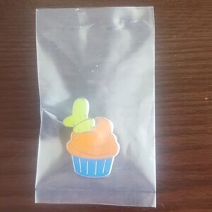 2007 Goofy Cupcake Disney Lanyard Lapel Pin 1" Disneyland